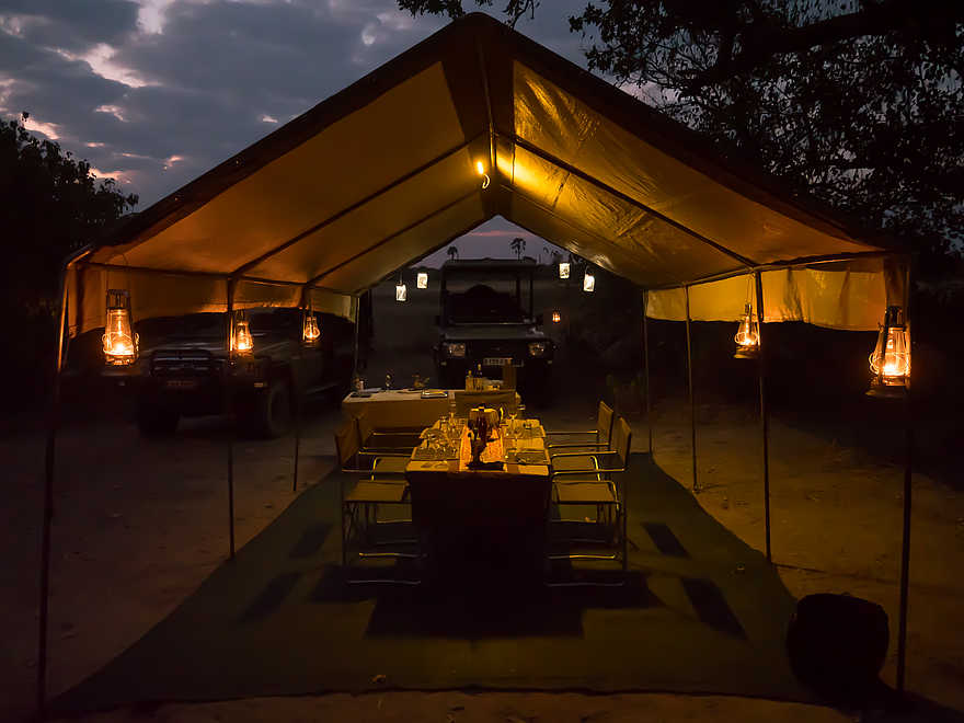 Botswana Camping Highlights: Im Messe-Zelt wird zu Abend gegessen Botswana Camping Highlights: Im Messe-Zelt wird zu Abend gegessen