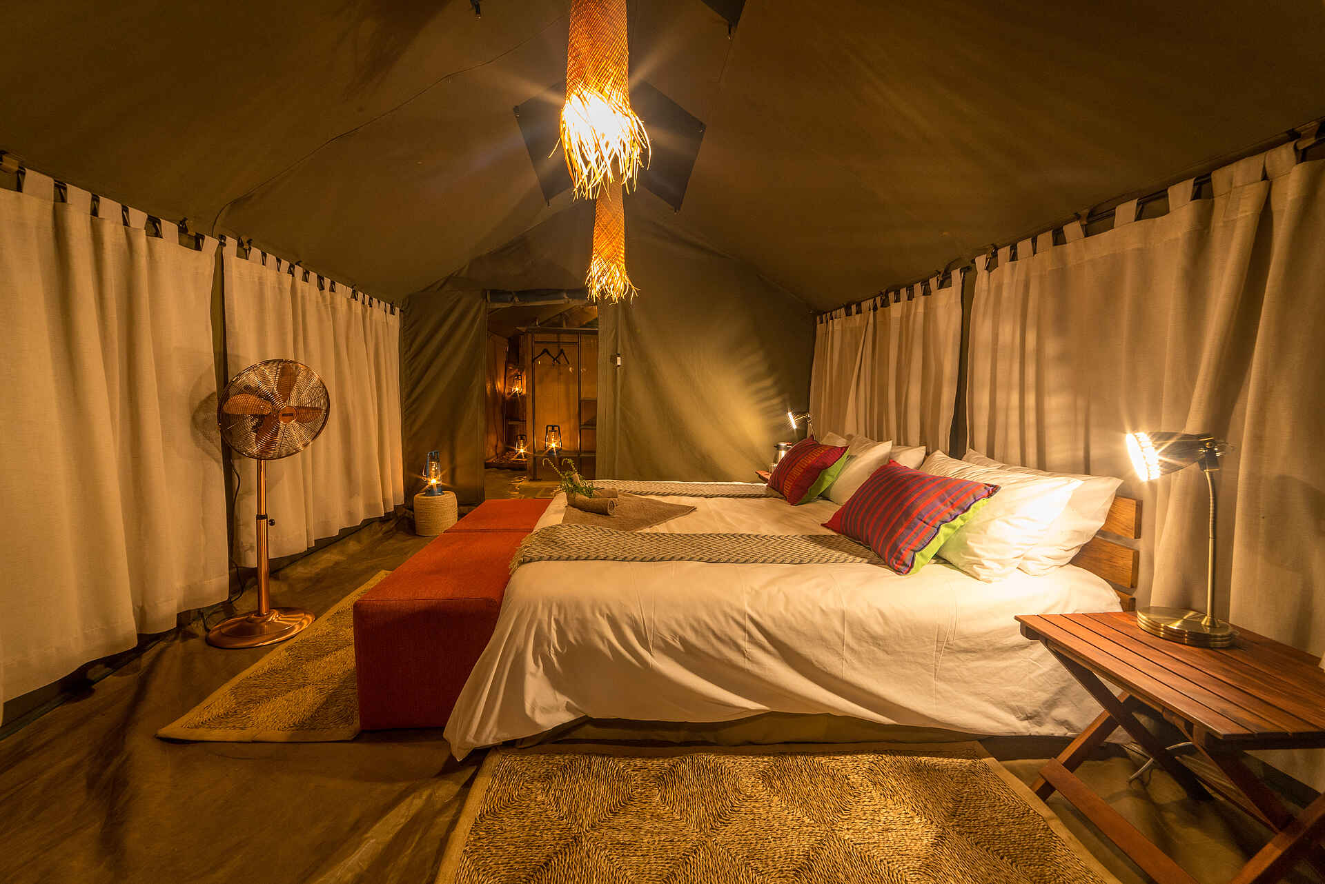Hwange Bush Camp, Bush Camp, David Carson, Doppelbett, Gästezelt, Hwange National Park, Sinamatella, Ventilator, Afrikarma, Afrikarma Safaris, Afrikarma Safaris. Wildnis. Hautnah., Afrikarma.de