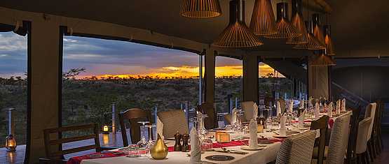 Mahali Mzuri: Abendessen im Zelt bei der Abenddämmerung Mahali Mzuri: Abendessen im Zelt bei der Abenddämmerung