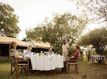 Serian Nkorombo: Frühstück im Schatten der Bäume