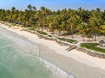 Baraza Resort & Spa Zanzibar: Mit Palmen gesäumter, weißer Sandstrand Baraza Resort & Spa Zanzibar: Mit Palmen gesäumter, weißer Sandstrand