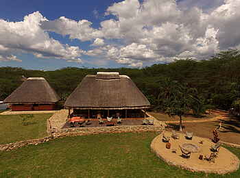 Enjojo Lodge: Hauptgebäude und Feuerplatz