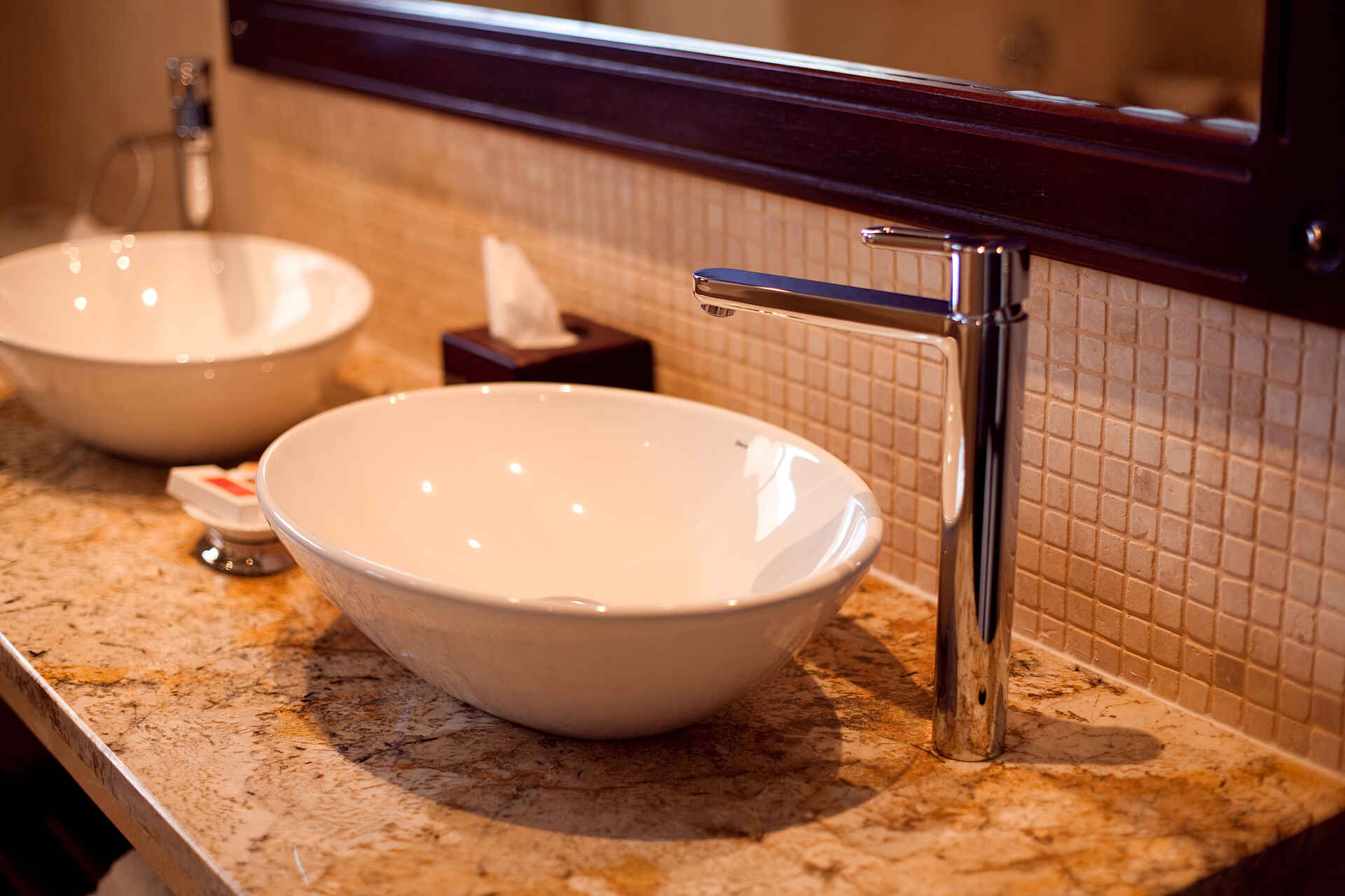 Erindi Old Traders Lodge: Waschtisch Erindi Game Reserve, Game Drive, Old Traders Lodge, Pirschfahrt, Gästebad, Waschbecken, Waschtisch, afrikarma, afrikarma safaris, afrikarma.de