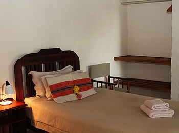 Island Safari Lodge: Bett und Regal Island Safari Lodge: Bett und Regal