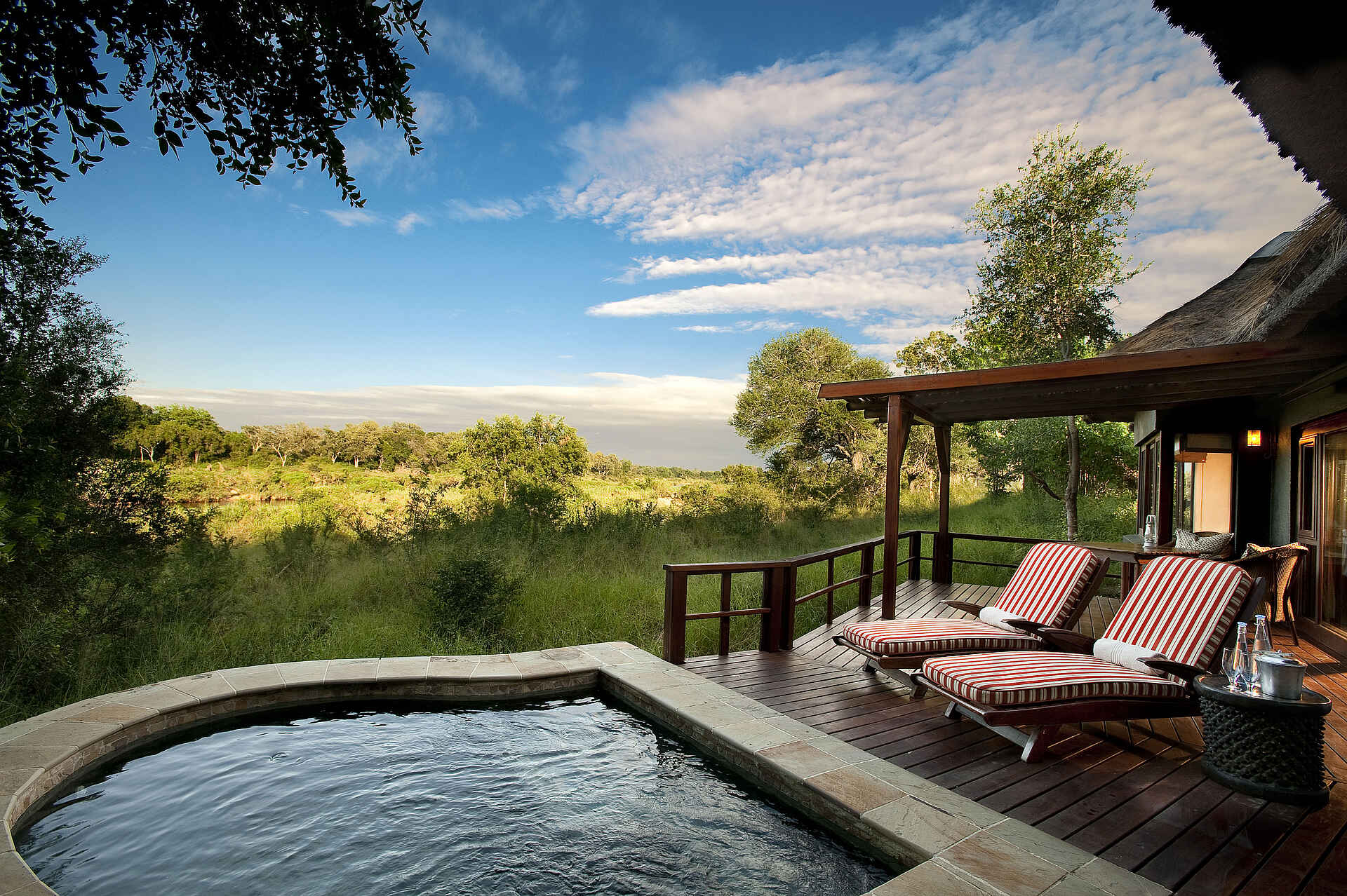 Fluss, Fluss Sabie, Krüger-Nationalpark, Lion Sands, Lion Sands Tinga Lodge, Lodge, More, Sabi Sands, Tinga Lodge, Außenanlage, Deck, Entspannung, Himmel, Liegen, Natur, Pool, Afrikarma, Afrikarma Safaris, Afrikarma Safaris - Wildnis. Hautnah., Afrikarma.de