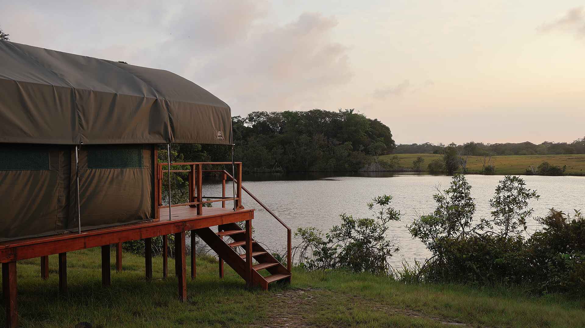 Loango Savannah Camp: Gästezelt Blick auf Fluß