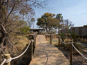 Victoria Falls River Lodge - Malachite Luxury Tented Suites: Weg zum Zentralbereich Victoria Falls River Lodge - Malachite Luxury Tented Suites: Weg zum Zentralbereich