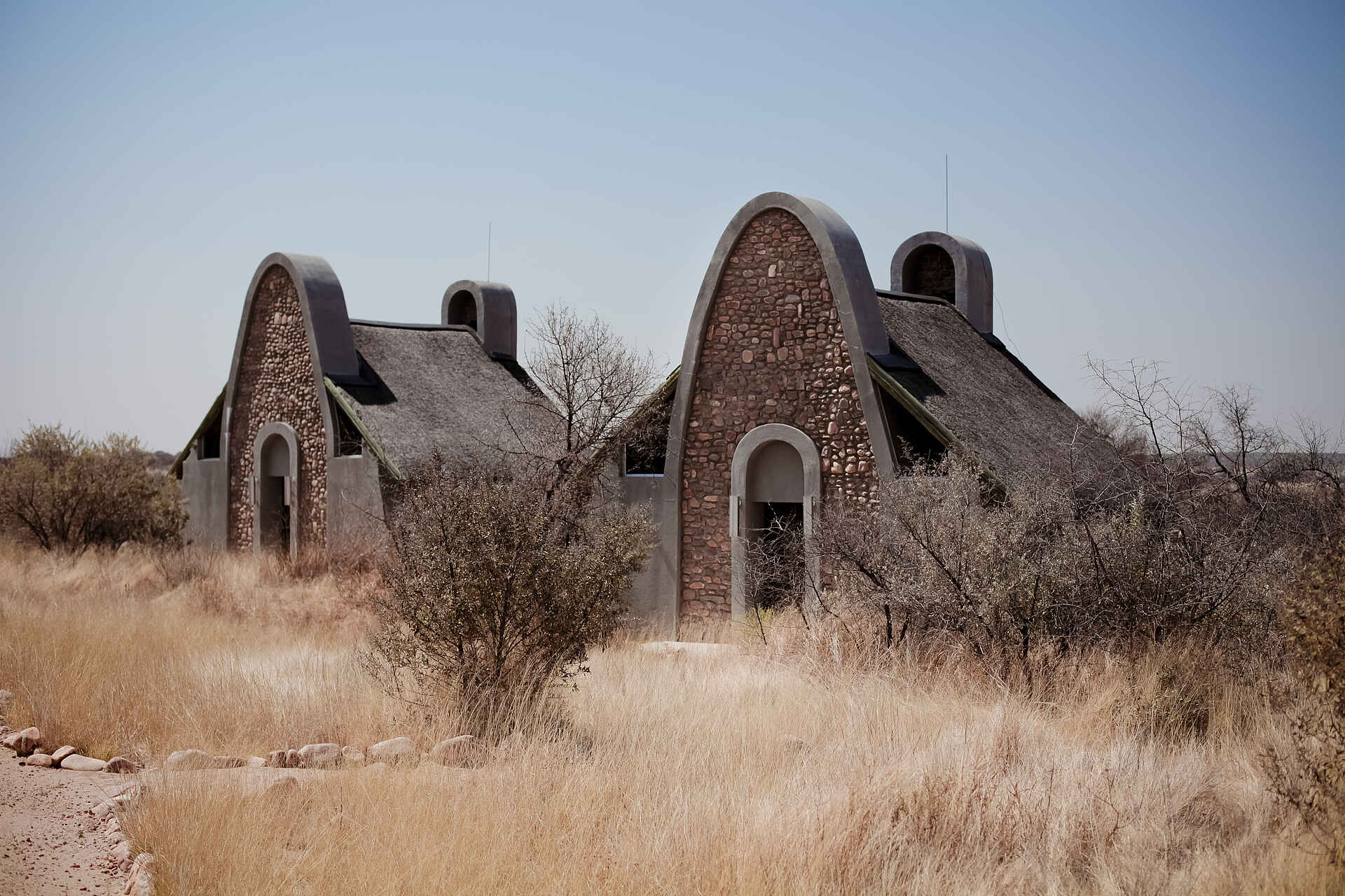 Naankuse Lodge: Gästechalets Airport, Auffangsstation, Auswilderung, Auszeichnung, Carnivoren, Charity, Charity Lodge, Fleischfresser, Flughafen, Gepard, Geparden, Hochzeit, Koch, Küche, Leopard, Leoparden, Naankuse, Naankuse Foundation, Naankuse Lodge, Naankuse Reservat, Naankuse Reservation, Naankuse Schutzgebiet, Naankuse Stiftung, Namiba, Raubtiere, Reservat, Safari, San, San-Volk, Seminar, South East Namibia, South Namibia, Südnamibia, Südostnamibia, Tagung, Tierschutz, Tracking, Windhoek, Wohltätigkeit, Ansicht, Chalet, Gäste, Gästechalet, Guest Buildings
