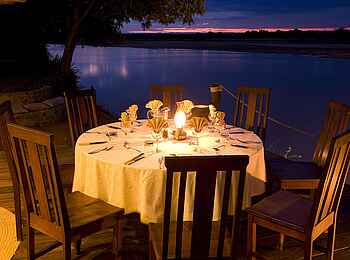 Nkwali Camp: Abendessen bei Kerzenschein