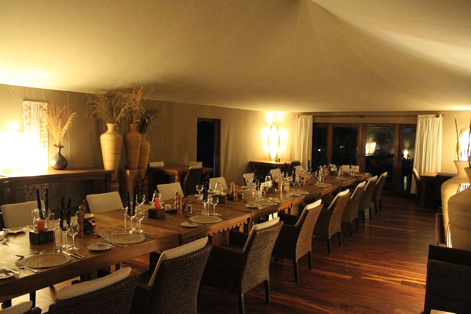 Sayari Camp: Abend im Speisezelt Sayari Camp: Abend im Speisezelt