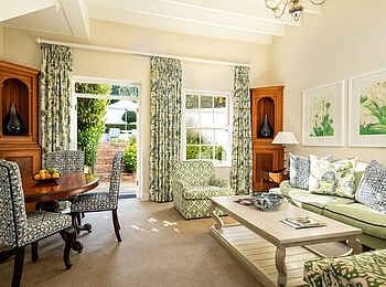 The Cellars-Hohenort Hotel & Spa: Premier Suites Lounge The Cellars-Hohenort Hotel & Spa: Premier Suites Lounge