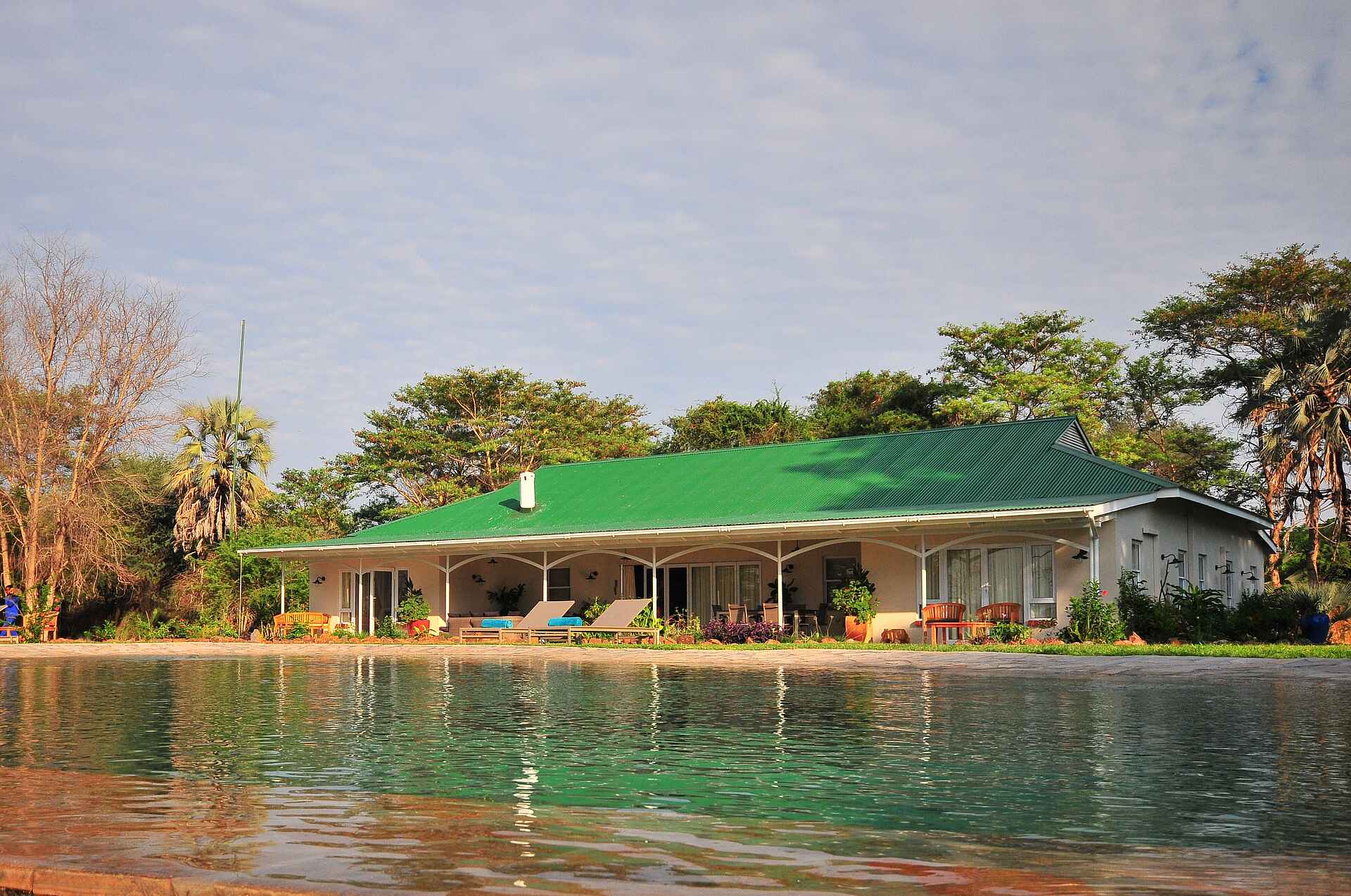 The River Farmhouse: Die Anlage africa, afrikarma, all inclusive, amy lea, babysitting, bilder, bildergallerie, Birding, buchen, buchung, charmaine brogan, familie, familien, fluss, gavin whyte, gruppe, haus, information, informieren, john leader, kinder, kleingruppe, Krokodil, michael voack, nachhaltigkeit, Nilpferd, privathaus, reise, reisen, reiseveranstalter, safari, sambesi, sambia, south zambia, southern Zambia, süd-sambia, swimming pool, tessa prior, the river farmhouse, urlaub, victoria falls, Victoria Falls National Park, Victoria Falls Nationalpark, viktoriafälle, Vögel, vollpension, wasser, wasserfall, waterberry lodge, www.afrikarma.de, zambezi, zambia, anlage, ansicht, central facilities, gebäude, hauptgebäude, infinity pool, main area, main building, pool, zentrale einrichtungen