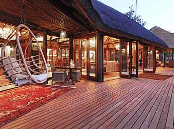 Camp Ndlovu: Die großzügige Terrasse Camp Ndlovu: Die großzügige Terrasse