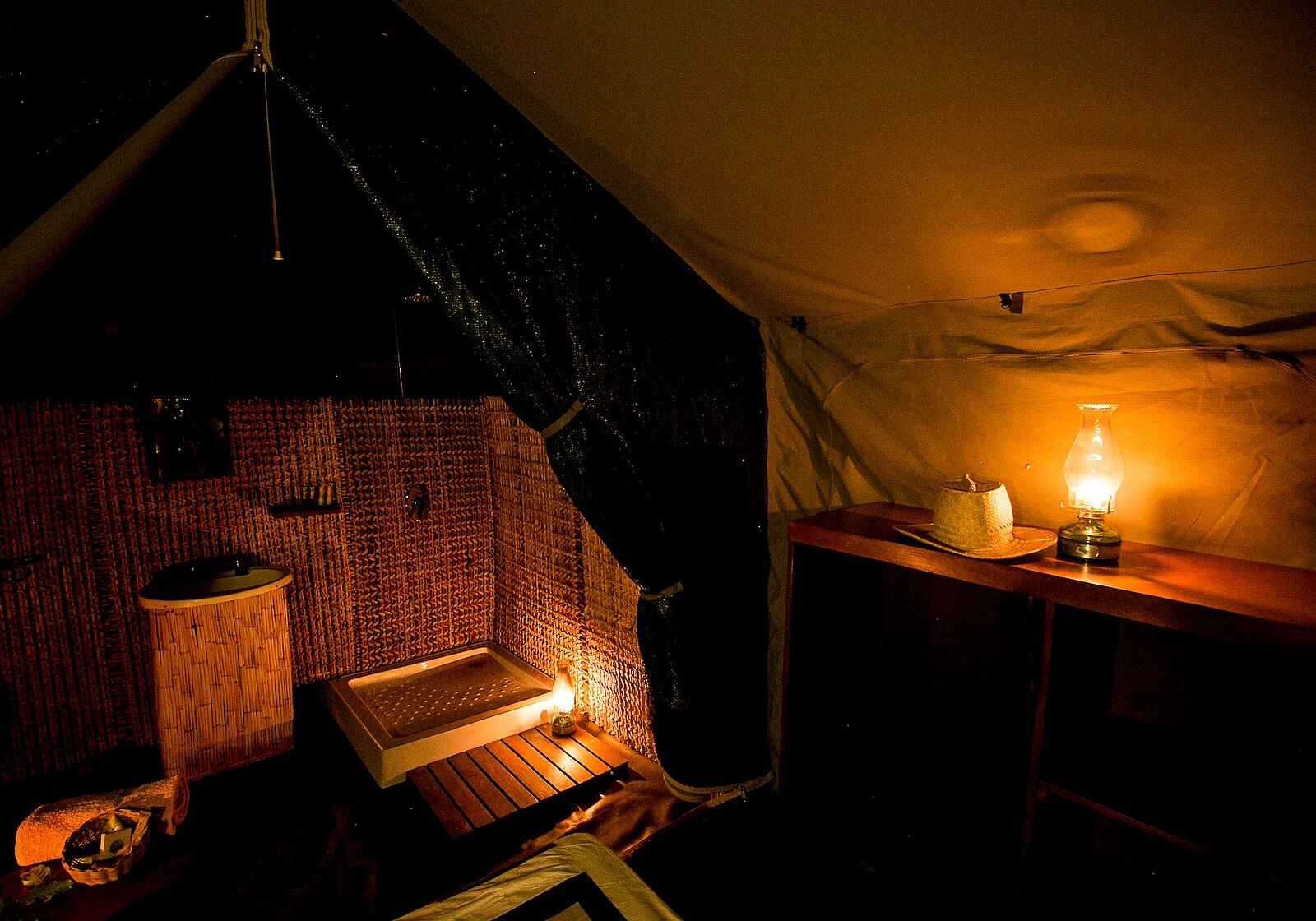 Chilo Mahove Tented Camp: Laternenlicht Chilo Mahove Tented Camp: Laternenlicht