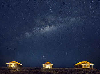 Desert Hills Glamping: Sternenhimmel über dem Camp Desert Hills Glamping: Sternenhimmel über dem Camp