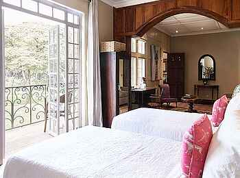 Giraffe Manor: Marlon Superior Room Blick auf Balkon Giraffe Manor: Marlon Superior Room Blick auf Balkon