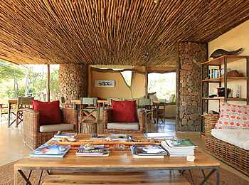 Kavinga Safari Camp: Lounge und Speisebereich im Hintergrund Kavinga Safari Camp: Lounge und Speisebereich im Hintergrund
