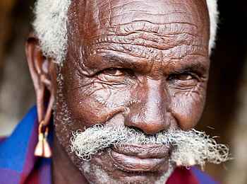 Legendary Mwiba Lodge: Dorfältester Legendary Mwiba Lodge: Dorfältester