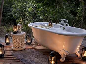 Linyanti Bush Camp: Gefüllte Badewanne Linyanti Bush Camp: Gefüllte Badewanne