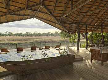 Lion Camp: Swimmingpool mit Ausblick