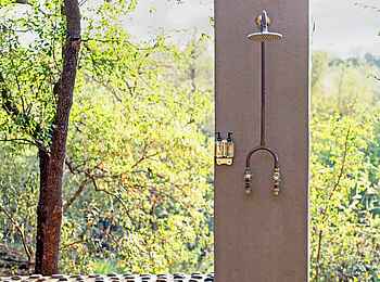 Madikwe Hills Private Game Lodge: Outdoor Shower einer Suite