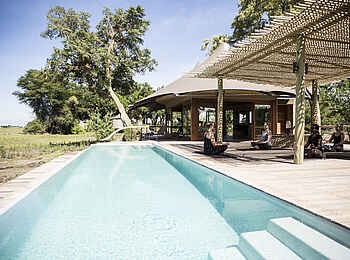 Mombo Camp: Yoga vor dem Swimming Pool Mombo Camp: Yoga vor dem Swimming Pool