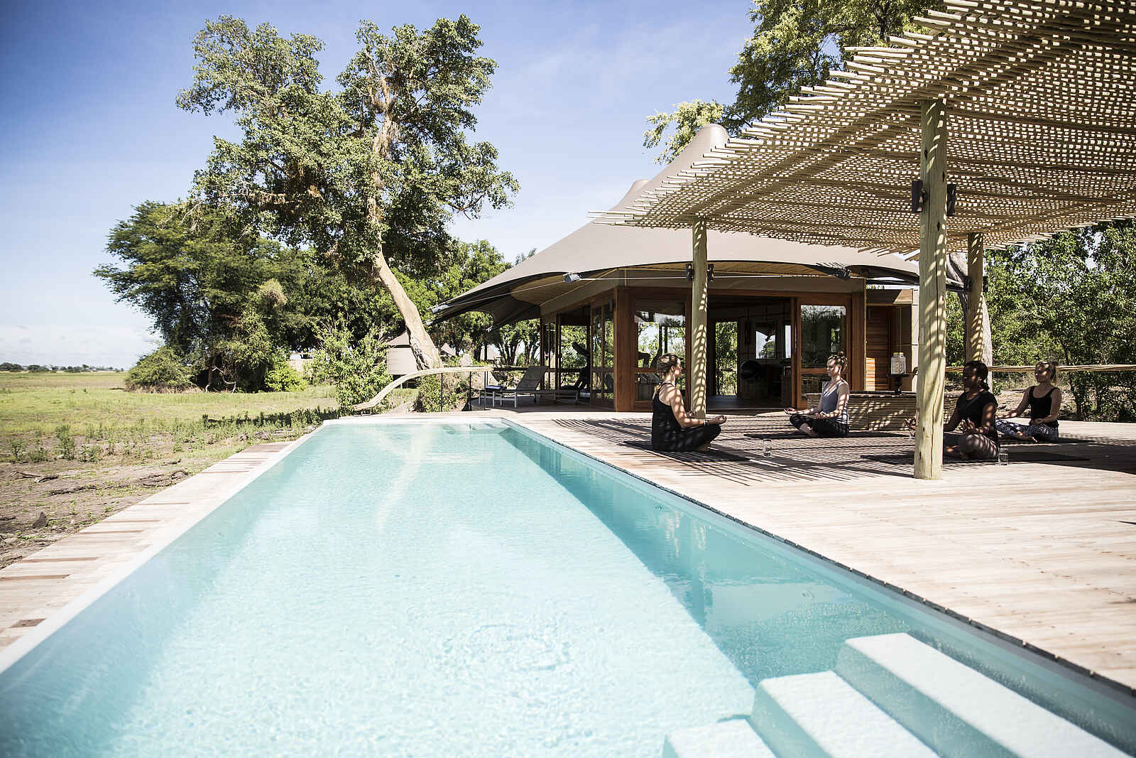 Mombo Camp: Yoga vor dem Swimming Pool Mombo Camp: Yoga vor dem Swimming Pool