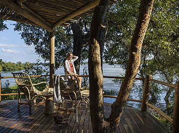 Sanctuary Sussi & Chuma: Privates Außendeck mit Blick auf den Fluß