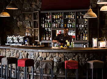 Simbavati River Lodge: Bar mit Barkeeper