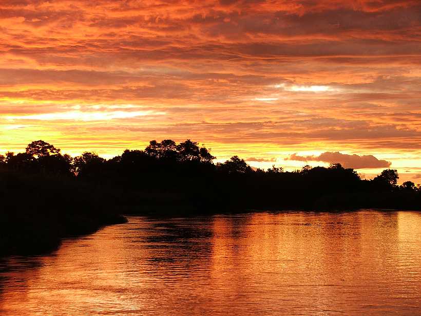 The Botswana Adventurer: Sonnenuntergang im Okavango Delta The Botswana Adventurer: Sonnenuntergang im Okavango Delta