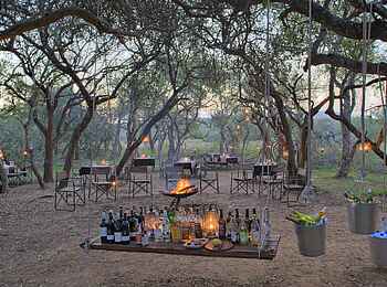 &Beyond Phinda Rock Lodge: Lagerfeuer und Bar &Beyond Phinda Rock Lodge: Lagerfeuer und Bar