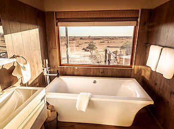 Bagatelle Kalahari Game Ranch: Exclusive Dune Chalet Bad