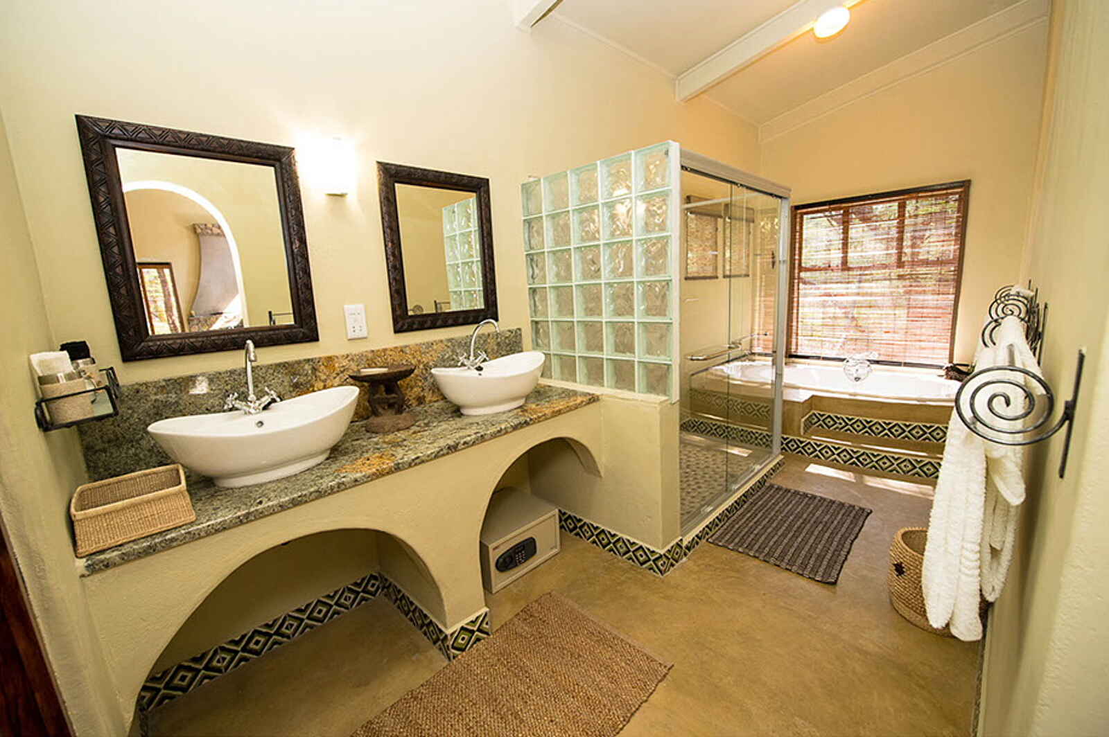 Camelthorn Lodge: Gästebad mit Dusche, Wanne und Waschbecken Camelthorn Lodge: Gästebad mit Dusche, Wanne und Waschbecken