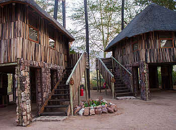Epupa Falls Lodge: Die Chalets erreichen Sie über Treppen