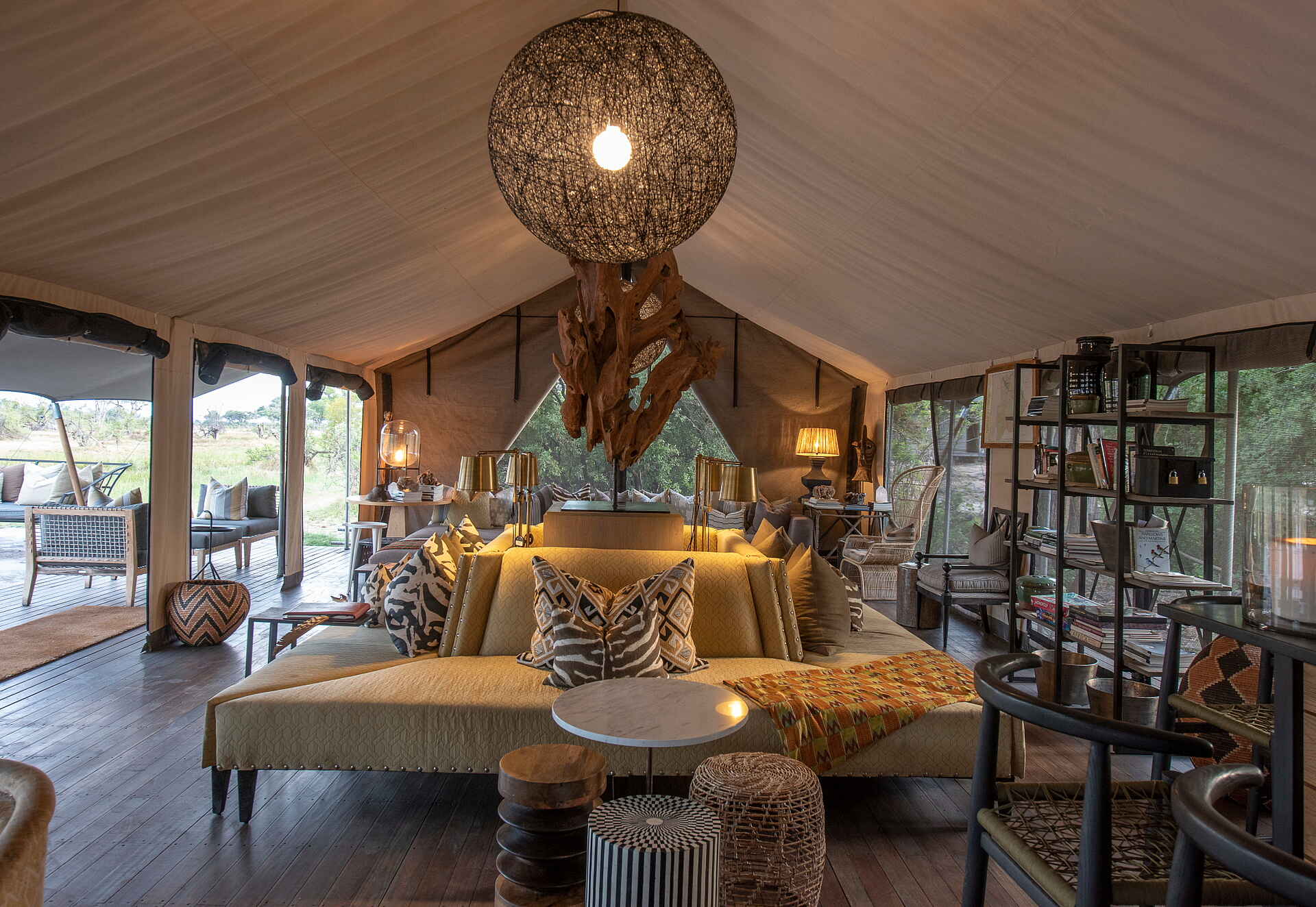 Gomoti Private Camp: Blick in die Lounge Gomoti Private Camp: Blick in die Lounge