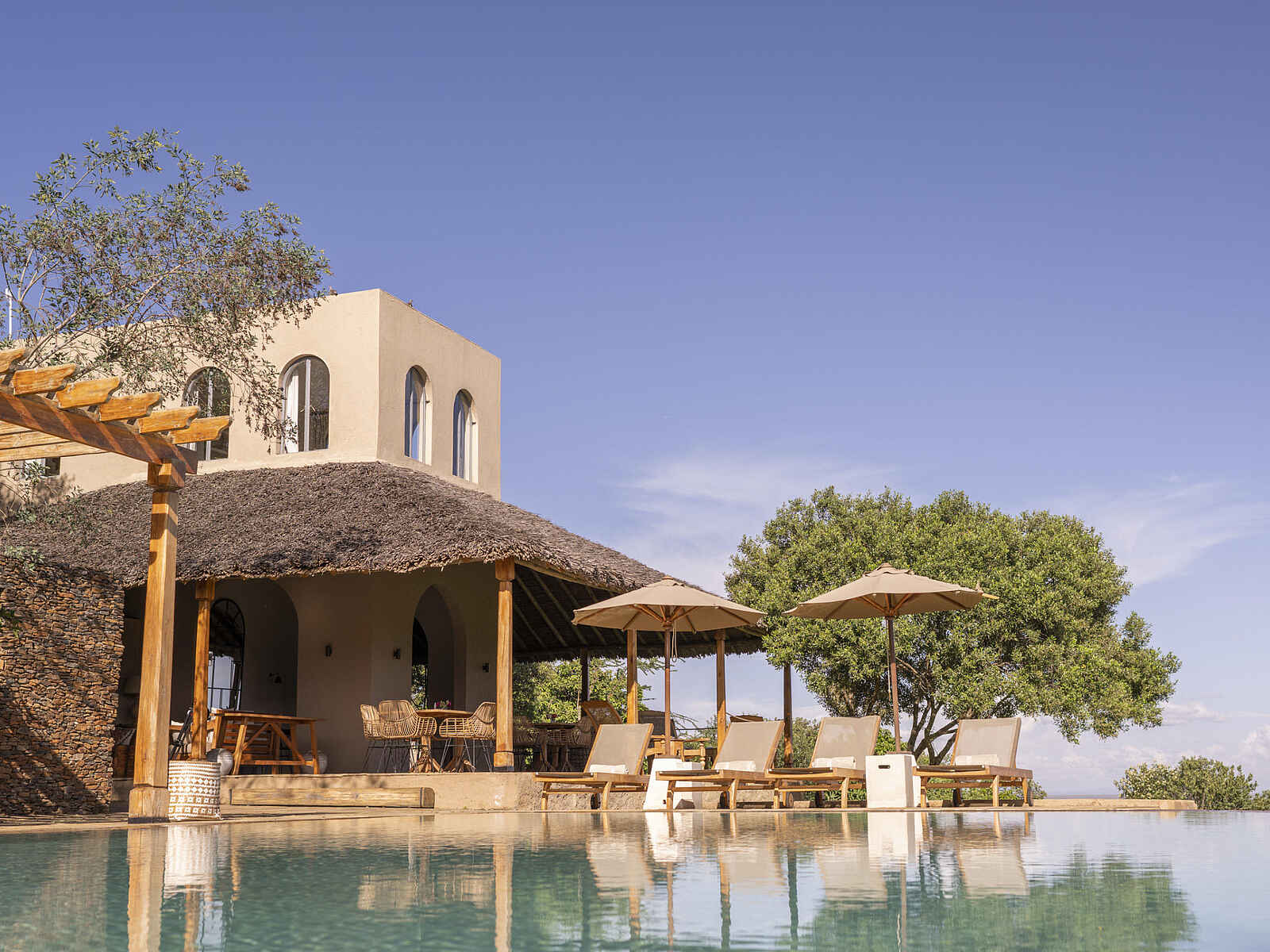 Governors' Mugie: Blick auf den Pool mit Sonnenliegen Governors' Mugie: Blick auf den Pool mit Sonnenliegen