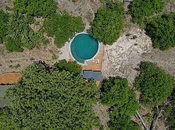 Kiri Camp: Der Pool aus der Vogelperspektive Kiri Camp: Der Pool aus der Vogelperspektive