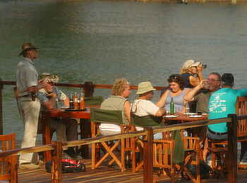 Leopard Lodge: Gäste auf dem Flussdeck