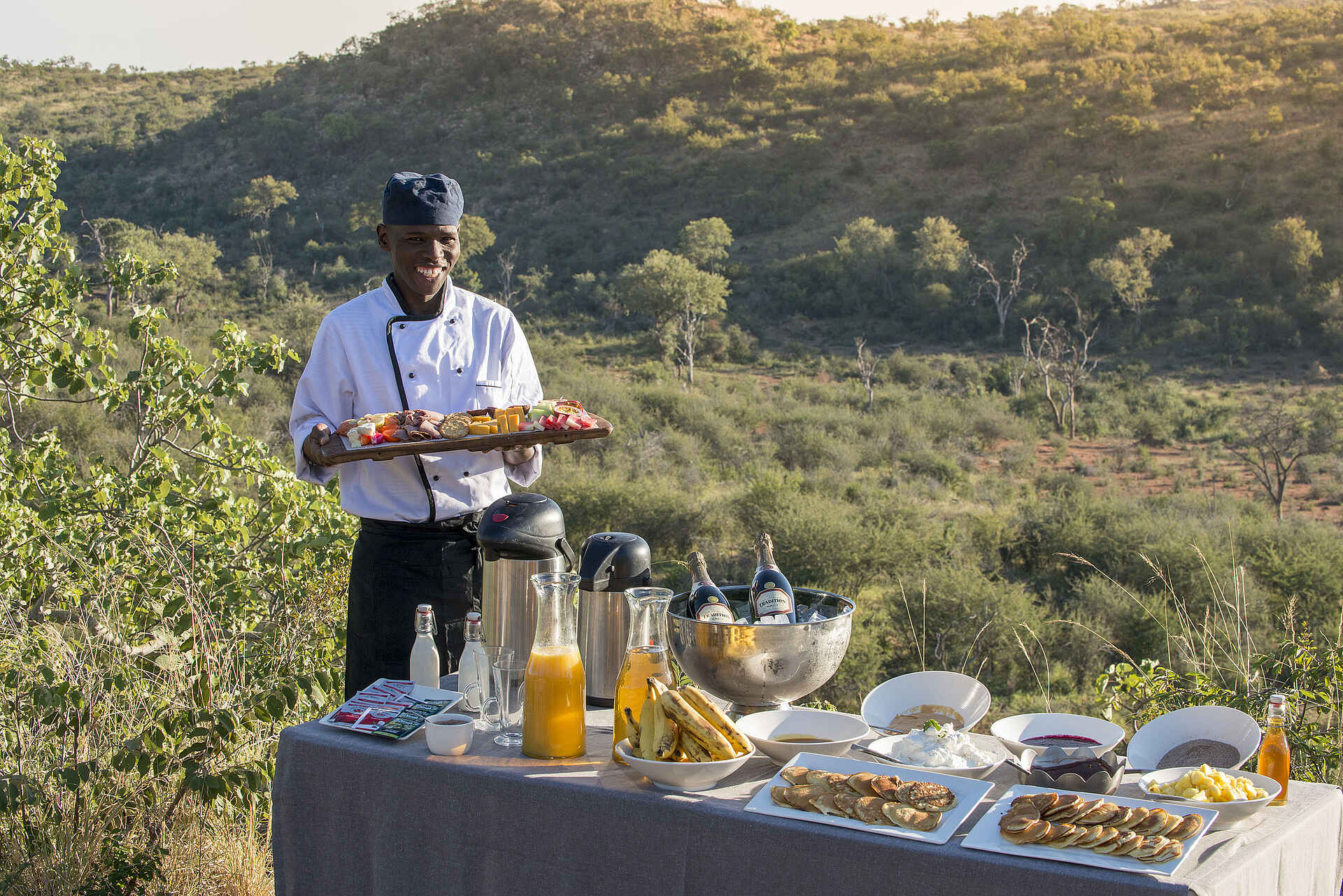 Madikwe Safari Lodge Lelapa: Koch vor Buffet im Freien big 5, madikwe game reserve, madikwe safari lodge lelapa, onelife more, südafrika, buffet, koch, natur, afrikarma, afrikarma safaris, afrikarma safaris - wildnis. hautnah., afrikarma.de