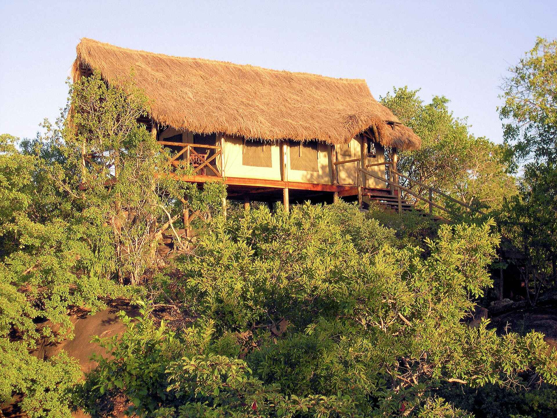 Maweninga Camp: Sonne auf einem Gästechalet Maweninga Camp, Tanganyika Expeditions, Tarangire National Park, Gästechalet, Treppe, Afrikarma, Afrikarma Safaris, Afrikarma Safaris - Wildnis. Hautnah., Afrikarma.de