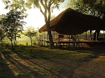 Nanzhila Plains Safari Camp: Hauptgebäude im Abendlicht Nanzhila Plains Safari Camp: Hauptgebäude im Abendlicht