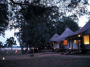 Nsefu Camp: Abendstimmung zwischen den Gästechalets
