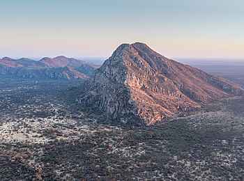 Nxamaseri Island Lodge: Tsodilo Hills aus der Vogelperspektive Nxamaseri Island Lodge: Tsodilo Hills aus der Vogelperspektive