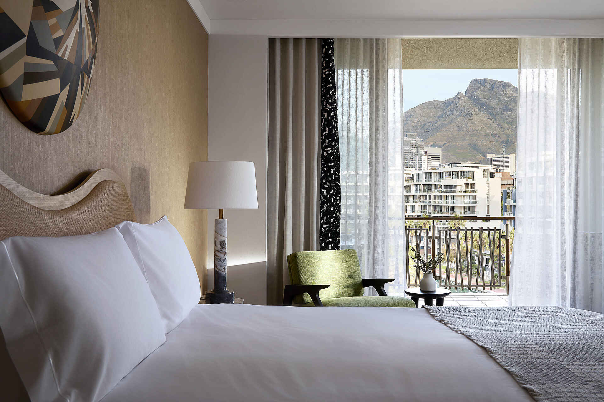One and Only Cape Town Hotel: Marina Mountain Suite Bett