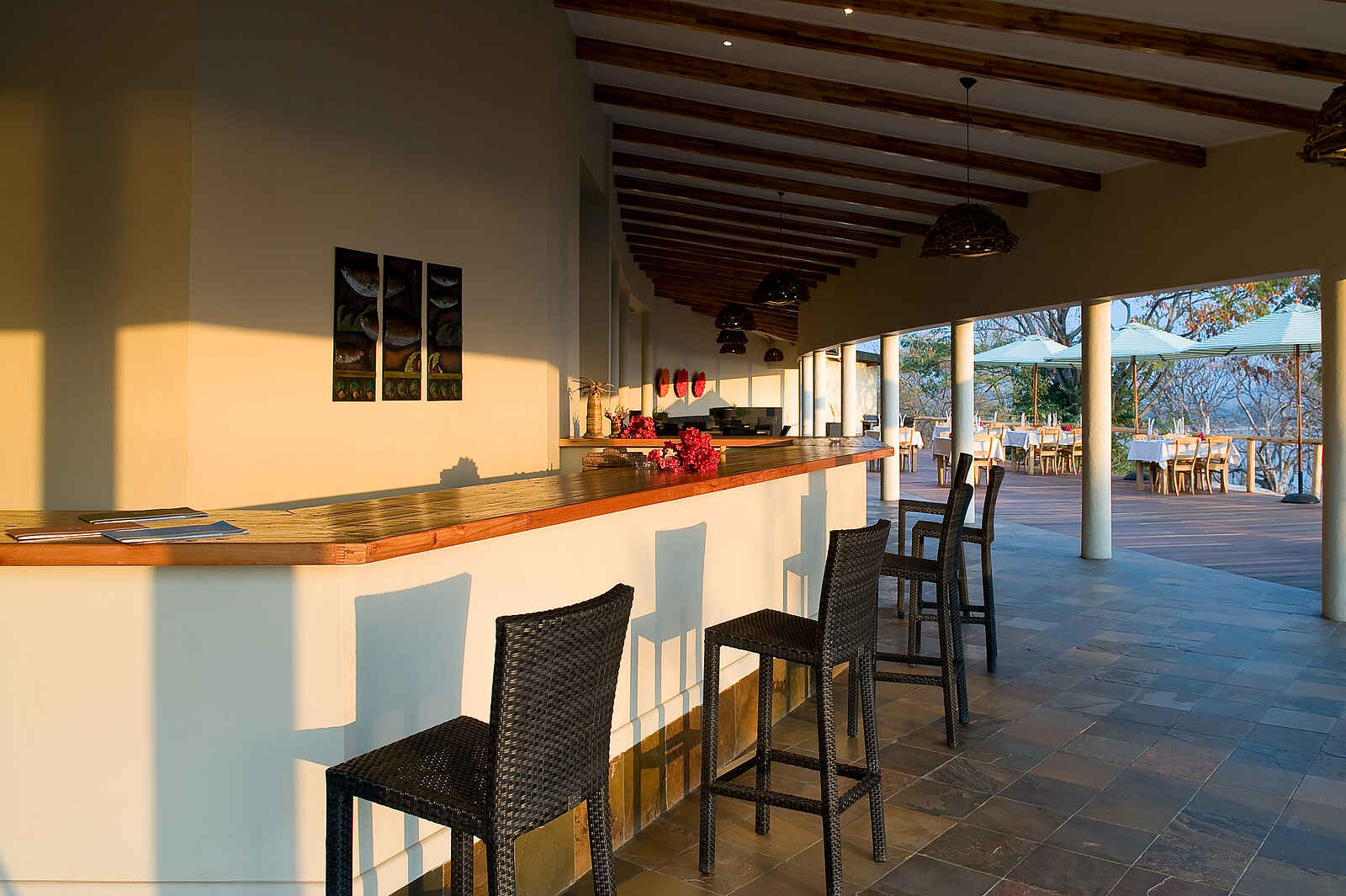 Pumulani Lodge: Bar unter dem Vordach Pumulani Lodge: Bar unter dem Vordach