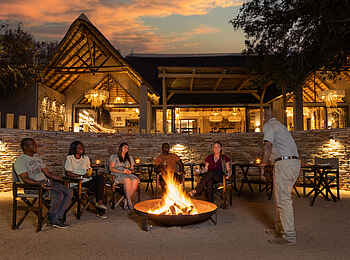 Simbavati Waterside Lodge: Abends am Feuer