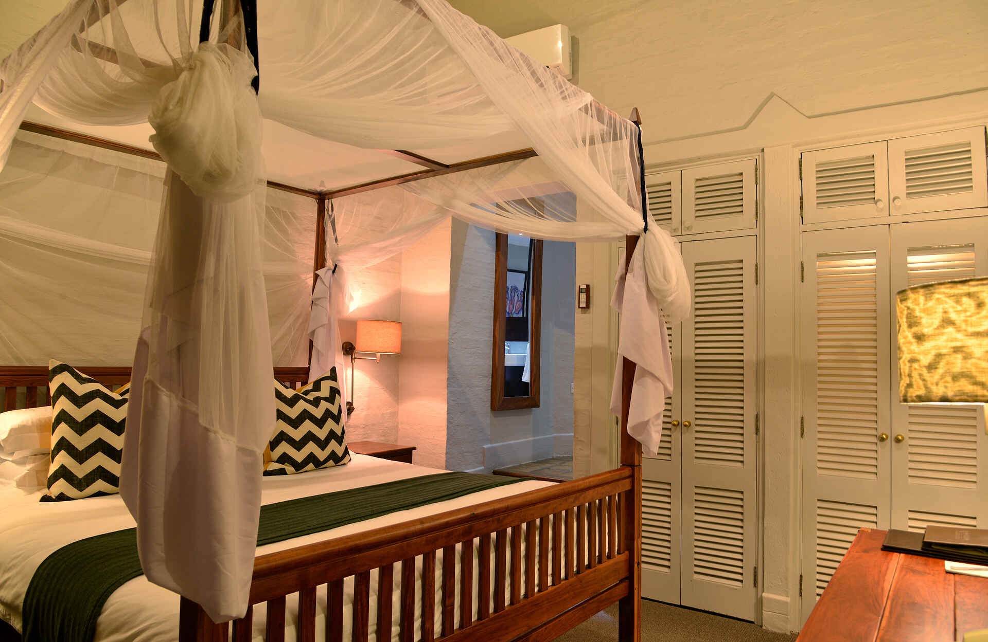 Hochebene, Luxus, Luxusresort, Plateau, Sambesi Nationalpark, Simbabwe, Victoria Falls, Victoria Falls Safari Lodge, Wasserfälle, Wasserloch, Waterhole, Zambezi National Park, Zimbabwe, Sambesi, Zambezi River, Entspannung, Erholung, Service, Standard Room, Unterkunft, afrikarma, afrikarma.de, Africa Albida Tourism Collection, Afrikarma Safaris - Wildnis. Hautnah.