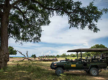 Zanji Suite at Tembo Plains Camp: Auf Pirschfahrt Zanji Suite at Tembo Plains Camp: Auf Pirschfahrt