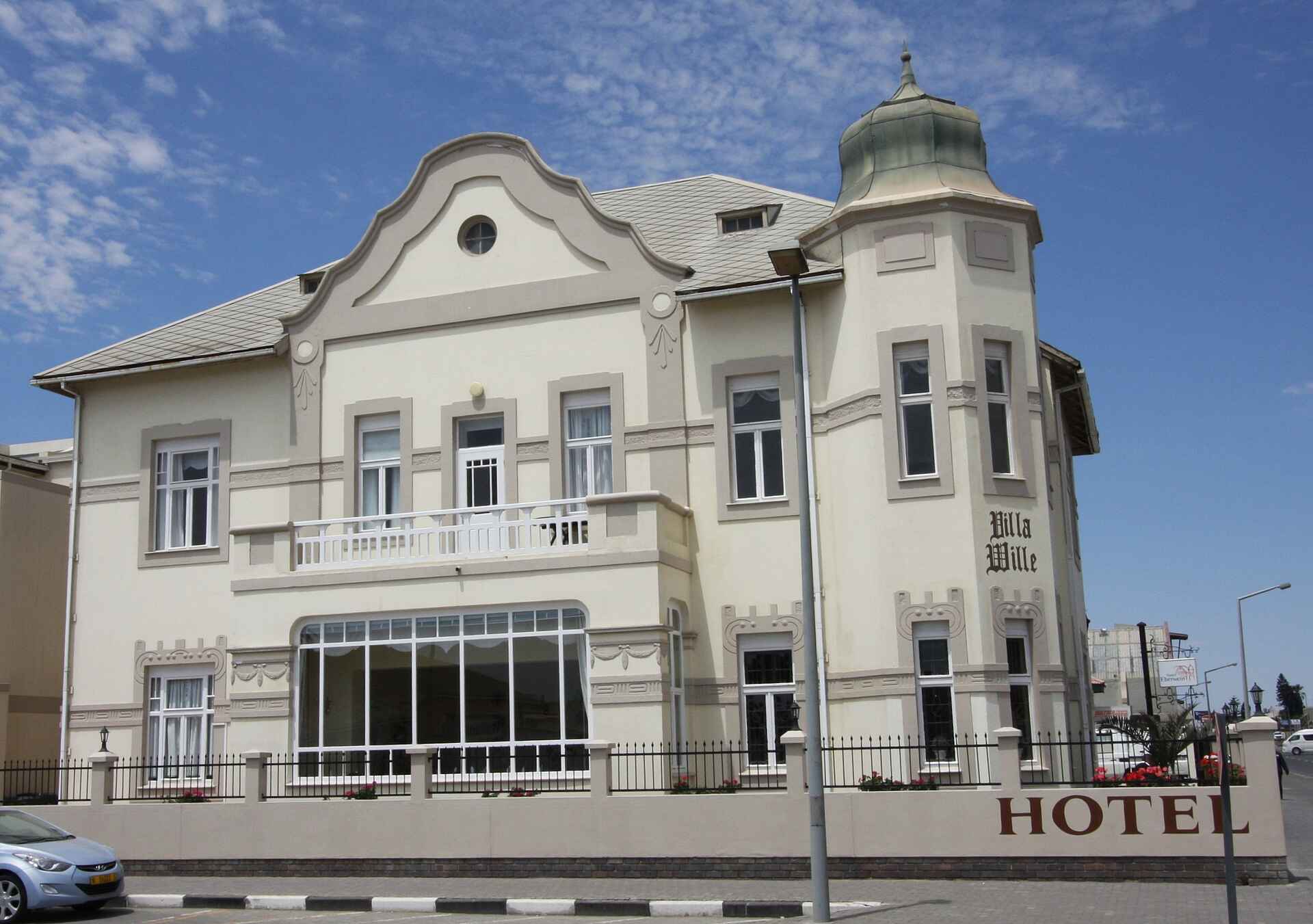 Afrikarma, Afrikarma Safaris, Afrikarma Safaris.Wildnis.Hautnah, Afrikarma.de, Hotel Eberwein, Fenster, Hotel, Tür