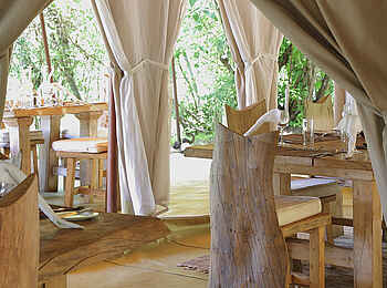 Naibor Camp: Hölzern eingerichtetes Zelt Naibor Camp: Hölzern eingerichtetes Zelt